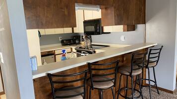 Een koelkast, een microgolfoven, een oven, een kookplaat