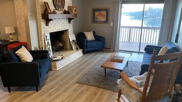 Televisie, een open haard, een tafeltennistafel en boeken