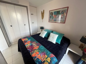 1 chambre, coffre-fort, fer et planche à repasser, lit de bébé portatif