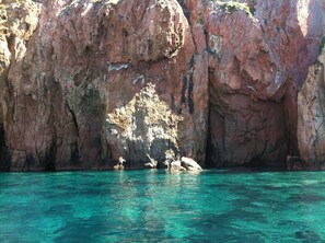 A rocky coastline with clear turquoise water. - Air-conditioned apartment with sea view 50m from the sea in Sant Ambroggio (Lumio)
