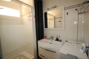 Regadera, secadora de cabello, bidet, toallas 