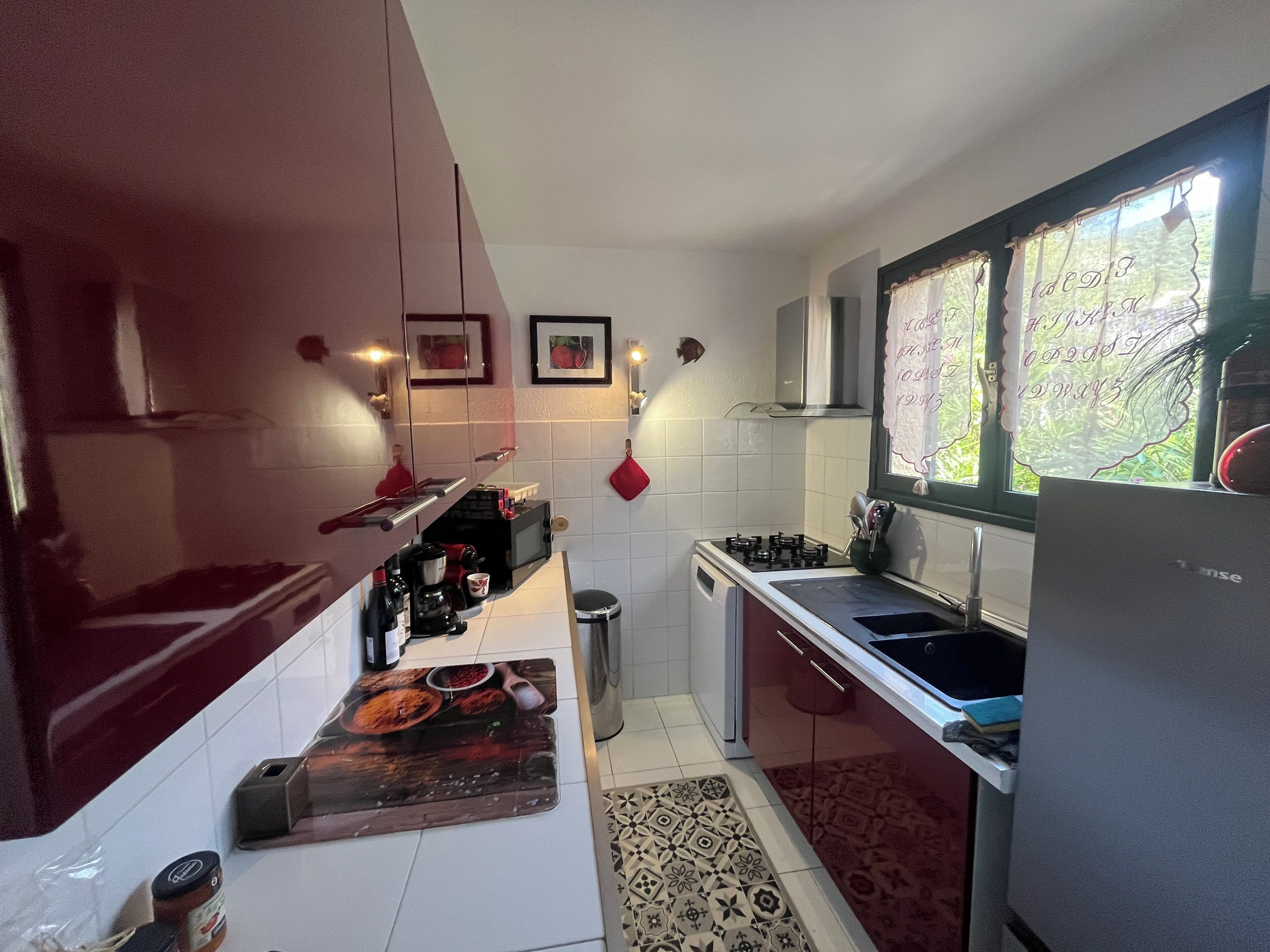 Réfrigérateur, four à micro-ondes, surface de cuisson, lave-vaisselle