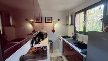 Réfrigérateur, micro-ondes, plaque de cuisson, lave-vaisselle