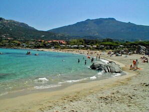 Una playa cerca, toallas de playa