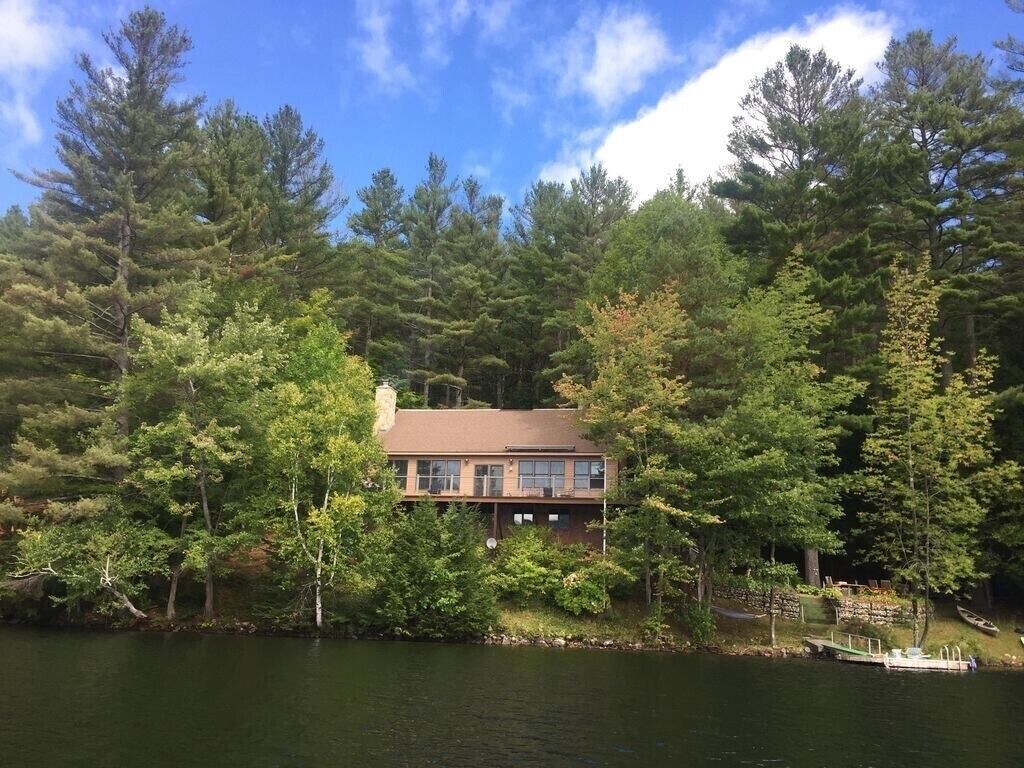 Stunning Lakeside home - ideal family getaway or work from home spot