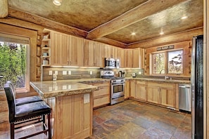 Coffee/tea maker, fridge, microwave, oven - Hot Tub, Foosball, 2 Mi to Ski, Garage, Ski Specials, Fireplaces, EV Charger (Breckenridge)