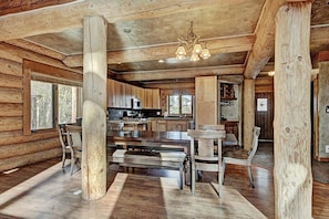 Dining - Hot Tub, Foosball, 2 Mi to Ski, Garage, Ski Specials, Fireplaces, EV Charger (Breckenridge)