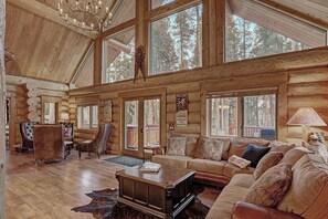 Smart TV, fireplace, DVD player, table football - Hot Tub, Foosball, 2 Mi to Ski, Garage, Ski Specials, Fireplaces, EV Charger (Breckenridge)