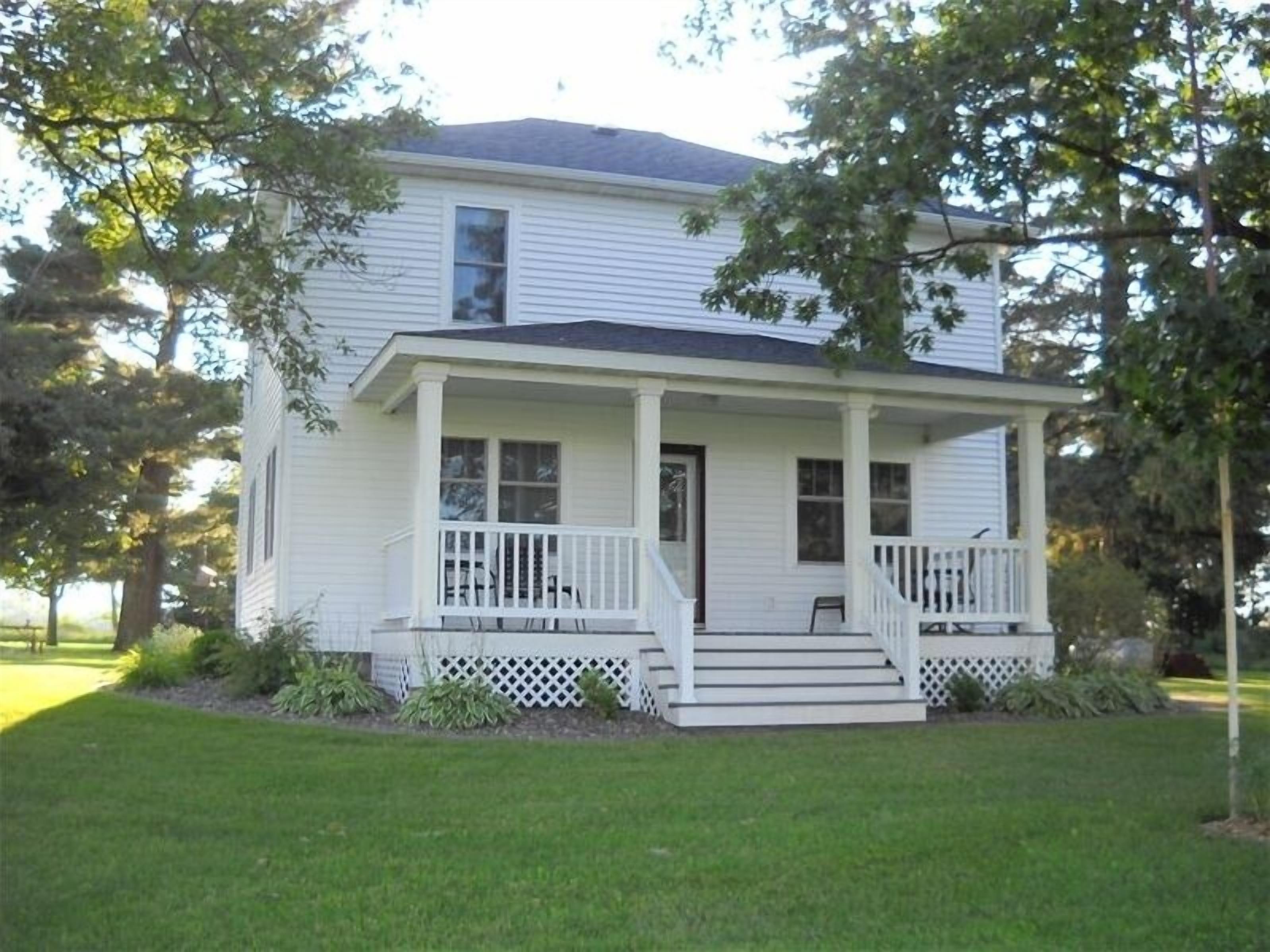 Relax and enjoy country living at the Farmhouse Retreat!