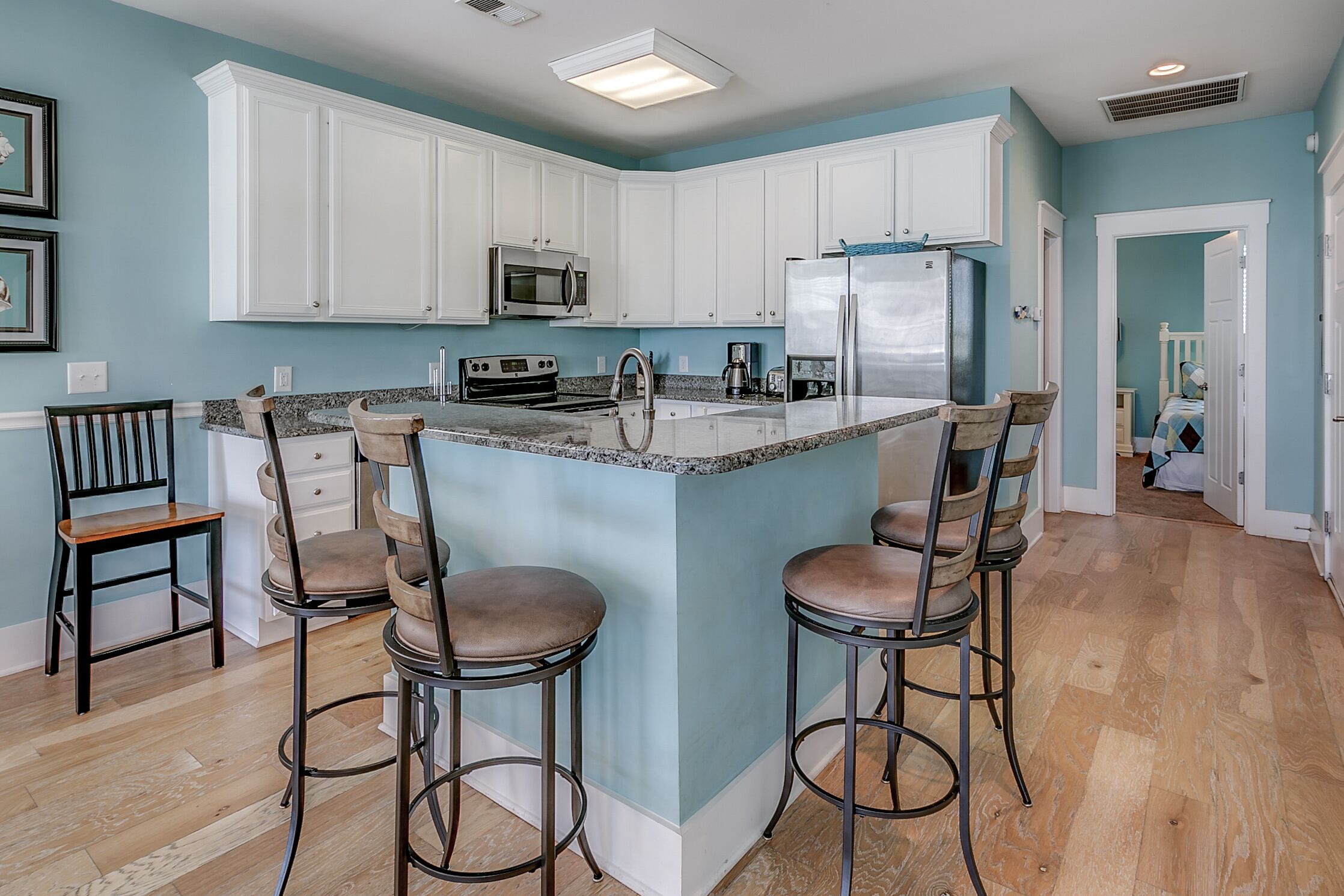 Amazing ocean views, 4BR House, cross street and you're on the beach