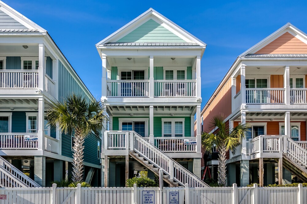 Amazing ocean views, 4BR House, cross street and you're on the beach