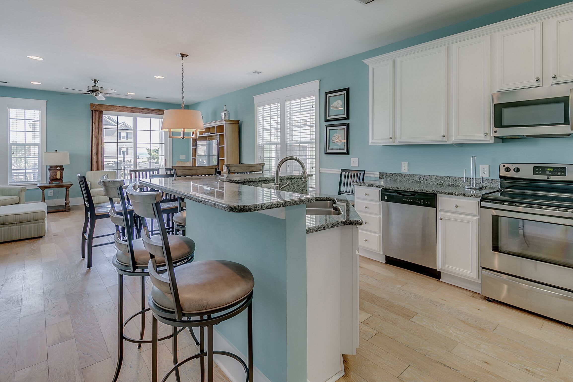 Amazing ocean views, 4BR House, cross street and you're on the beach