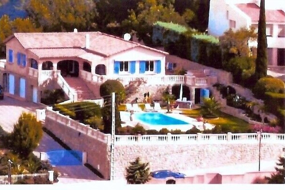 Large luxury Villa, sleeps 14 with panoramic sea view, swimming pool, tennis court