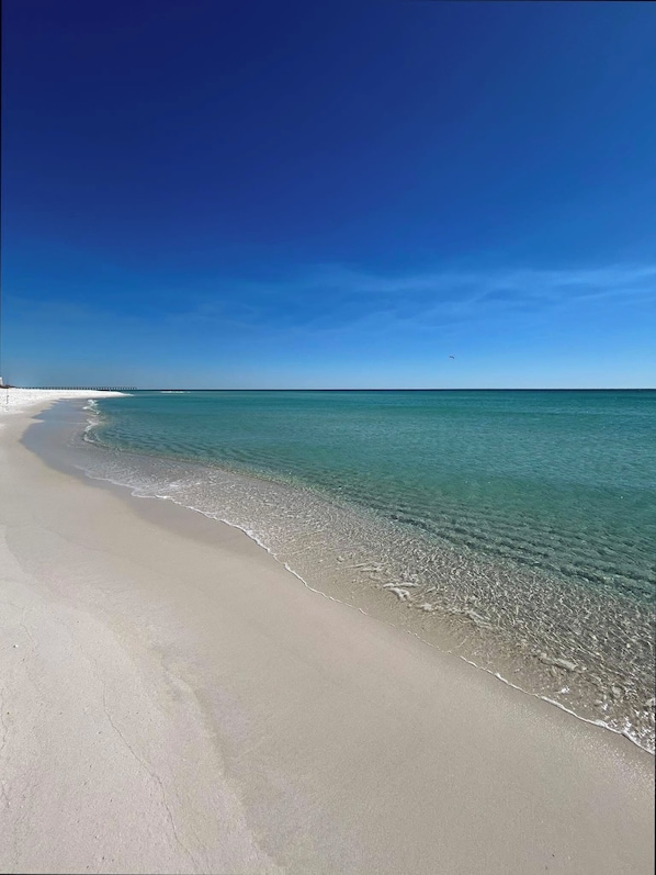 Sulla spiaggia, lettini da mare, teli da spiaggia