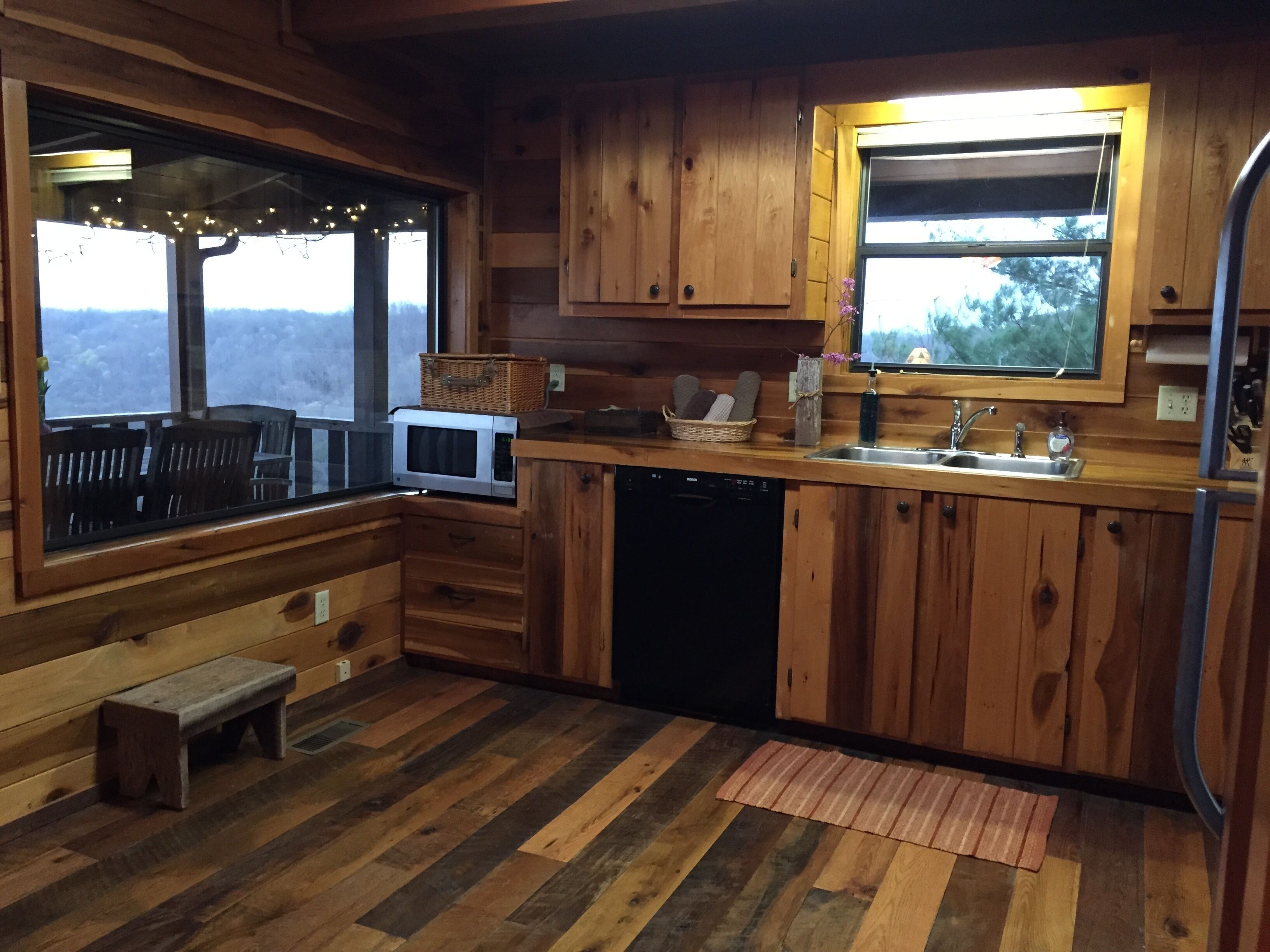 Center Hill ~ Best View On Lake ~ 3 Decks & Hot Tub