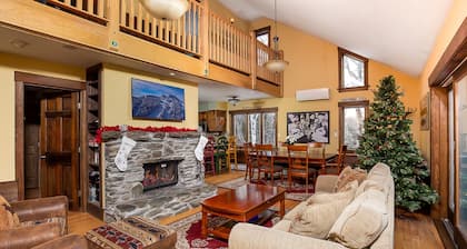 Spacious Private 4 Bedroom - 3 Bath house 5 min to skiing, biking, hiking, golf.