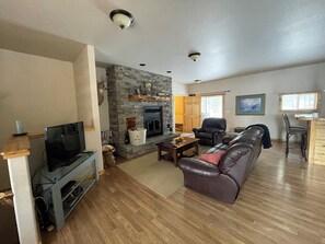 Smart TV, chimenea, reproductor de DVD y libros 