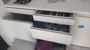 Réfrigérateur, micro-ondes, plaque de cuisson, cafetiÚre/bouilloire