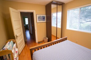 3 Schlafzimmer, Schreibtisch, Bügeleisen/Bügelbrett, Reisekinderbett