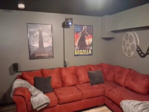 Televisión, chimenea, reproductor de DVD, futbolito