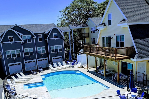 Gorgeous pool and clubhouse!