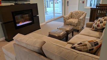 電視、DVD 播放機、乒乓球設施、書籍