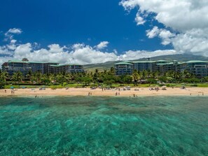 Plage, chaises longues, serviettes de plage