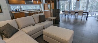 Treehouse, 3 bedrooms (4th bedroom, sleeps 7+), EV terminals.