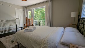 4 soverom, skrivebord, strykejern/-brett og reiseseng for barn