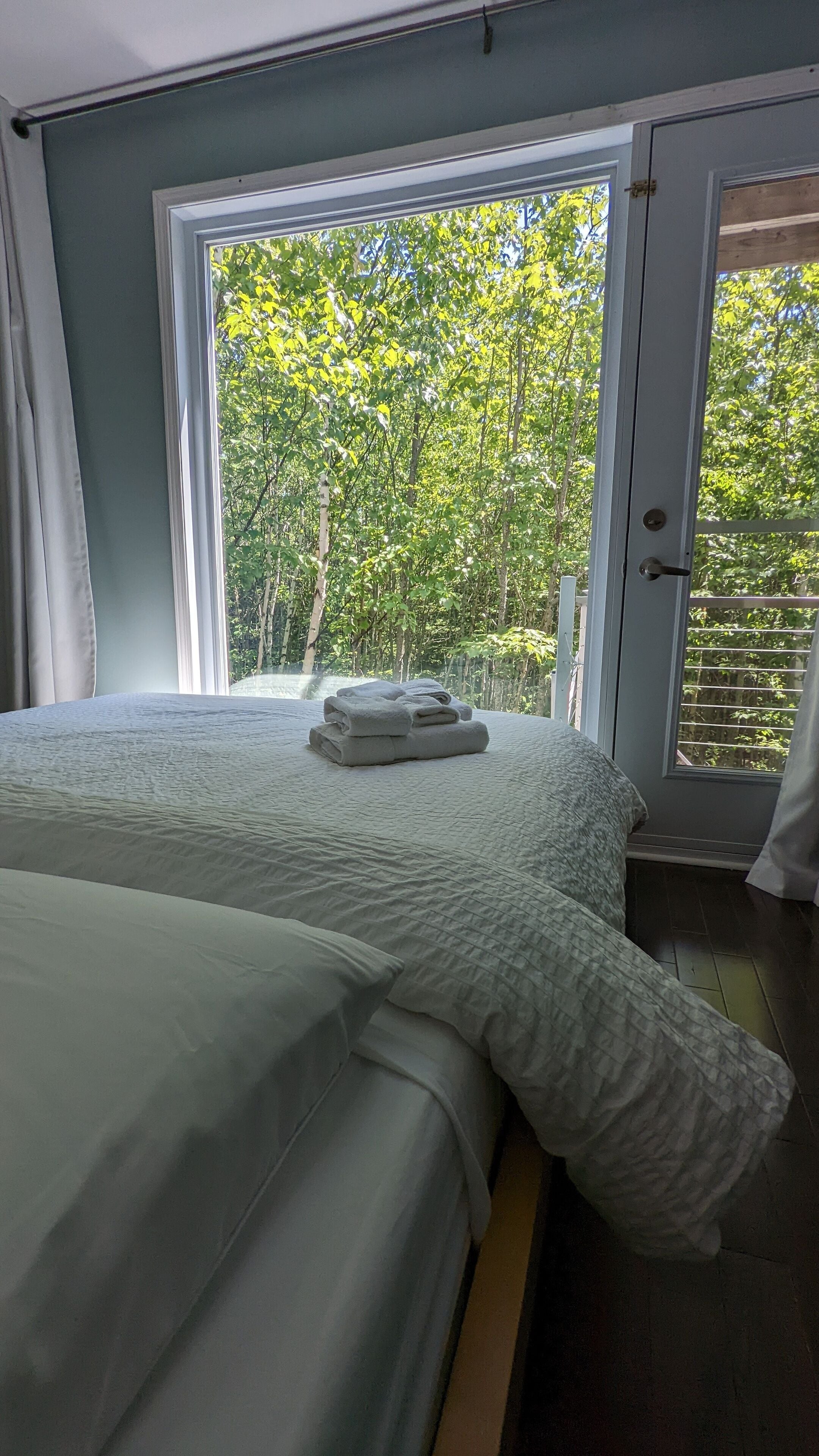 4 chambres, bureau, fer et planche à repasser, lit parapluie