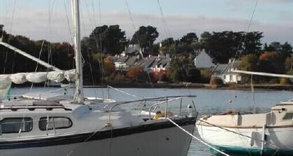 Charming house in nice quiet environment. Near Port Logeo