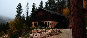 Spearfish canyon vacation home 15 minutes from Terry Peak Ski Area & Deadwood.