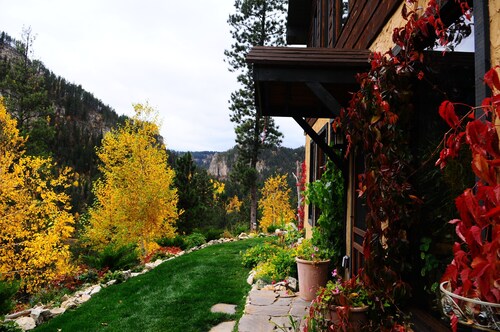 Spearfish canyon vacation home 15 minutes from Terry Peak Ski Area & Deadwood.