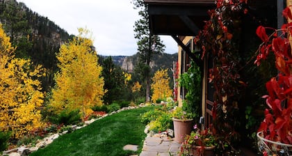 Spearfish canyon vacation home 15 minutes from Terry Peak Ski Area & Deadwood.