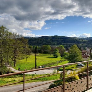 Balcony - Pourper chalet in the high Vosges entirely wooded with new furniture (Ramonchamp)