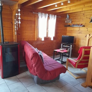 Televisio, takka, DVD-soitin, stereot