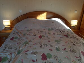 3 bedrooms, iron/ironing board, free WiFi
