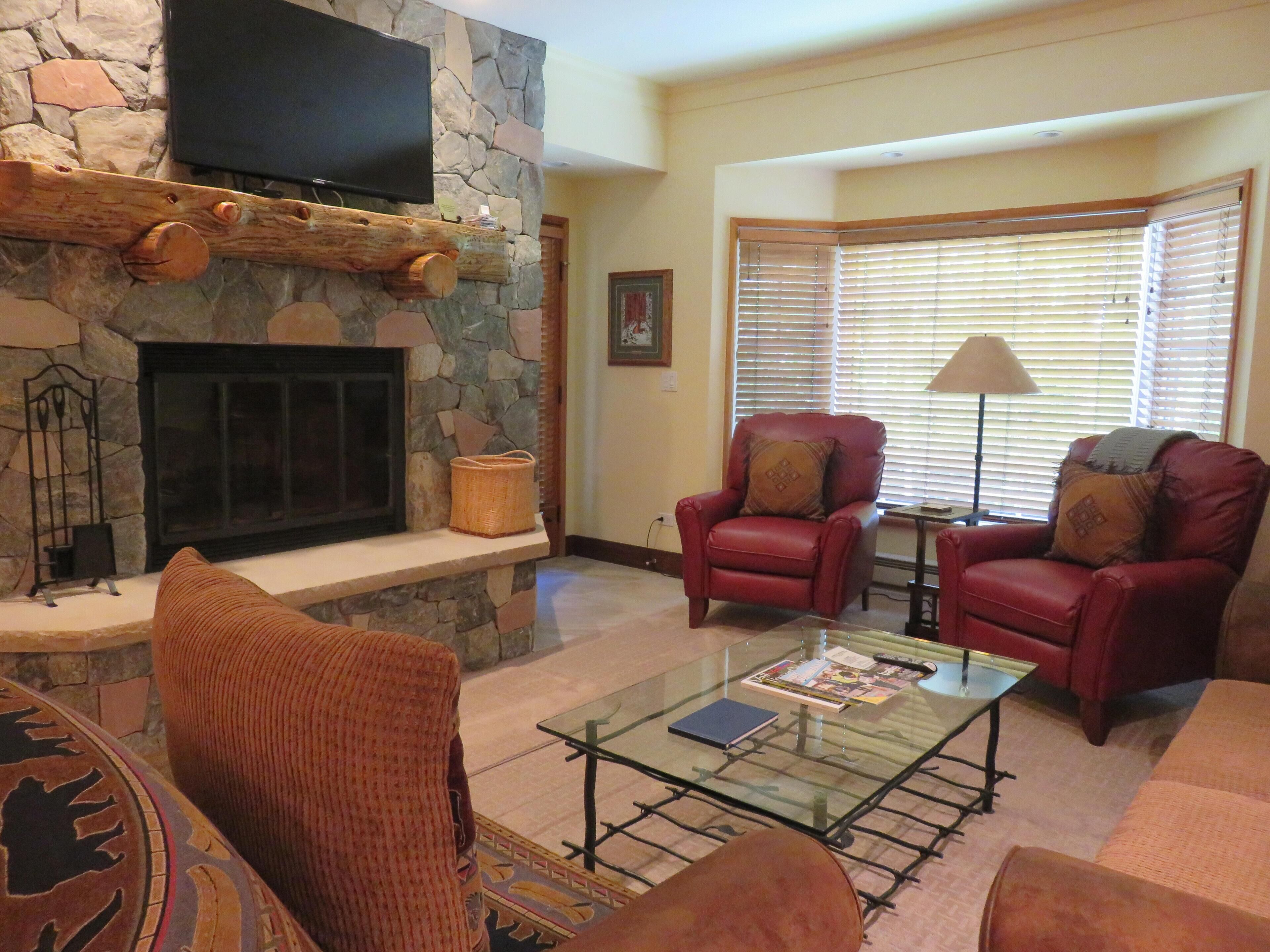 Great Value at The Charter 2BR-2BA/3 Beds, Ski-in/Ski-out, Steps from Village.