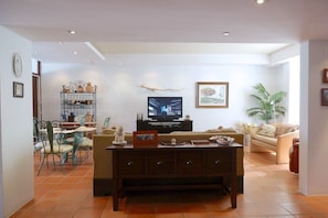 TV connectée, lecteur de DVD, vidéothèque, chaîne hi-fi