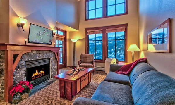 Smart TV, chimenea, reproductor de DVD y libros 