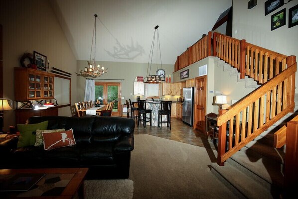 TV connectée, cheminée, lecteur de DVD, livres