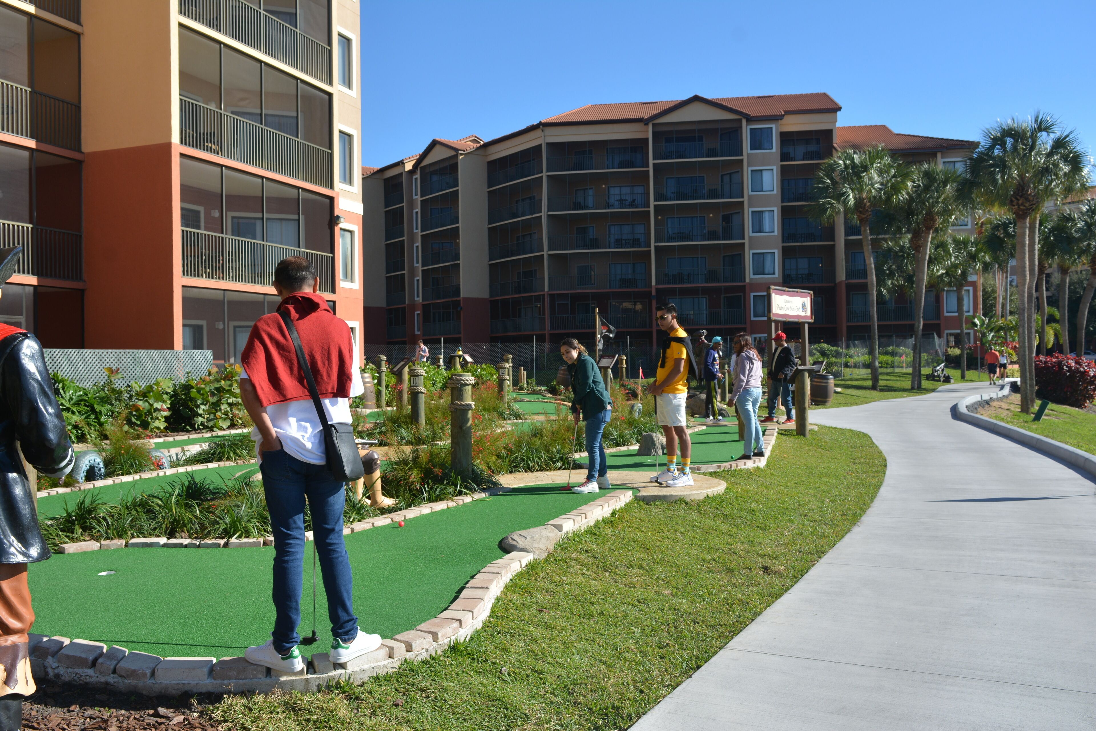 Un campo de golf con un edificio al fondo.