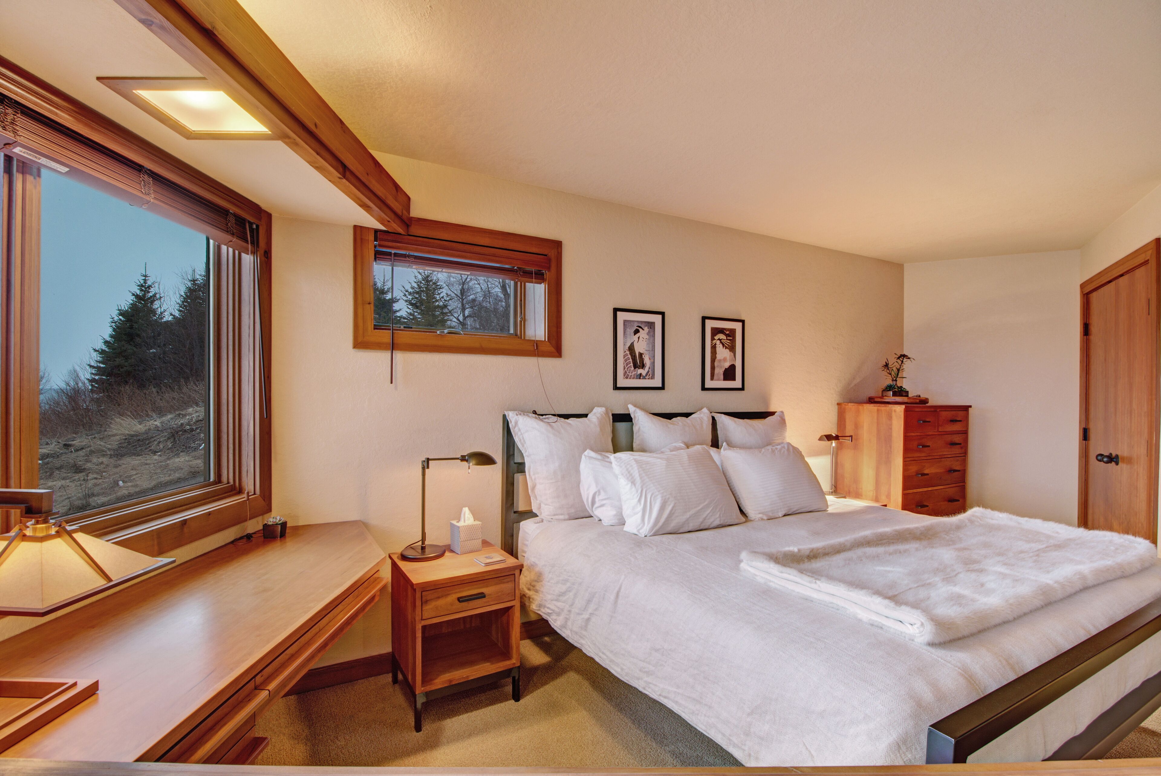 Private, End Condo on Superior w/ large PRIVATE SAUNA for 2! Panoramic views! 