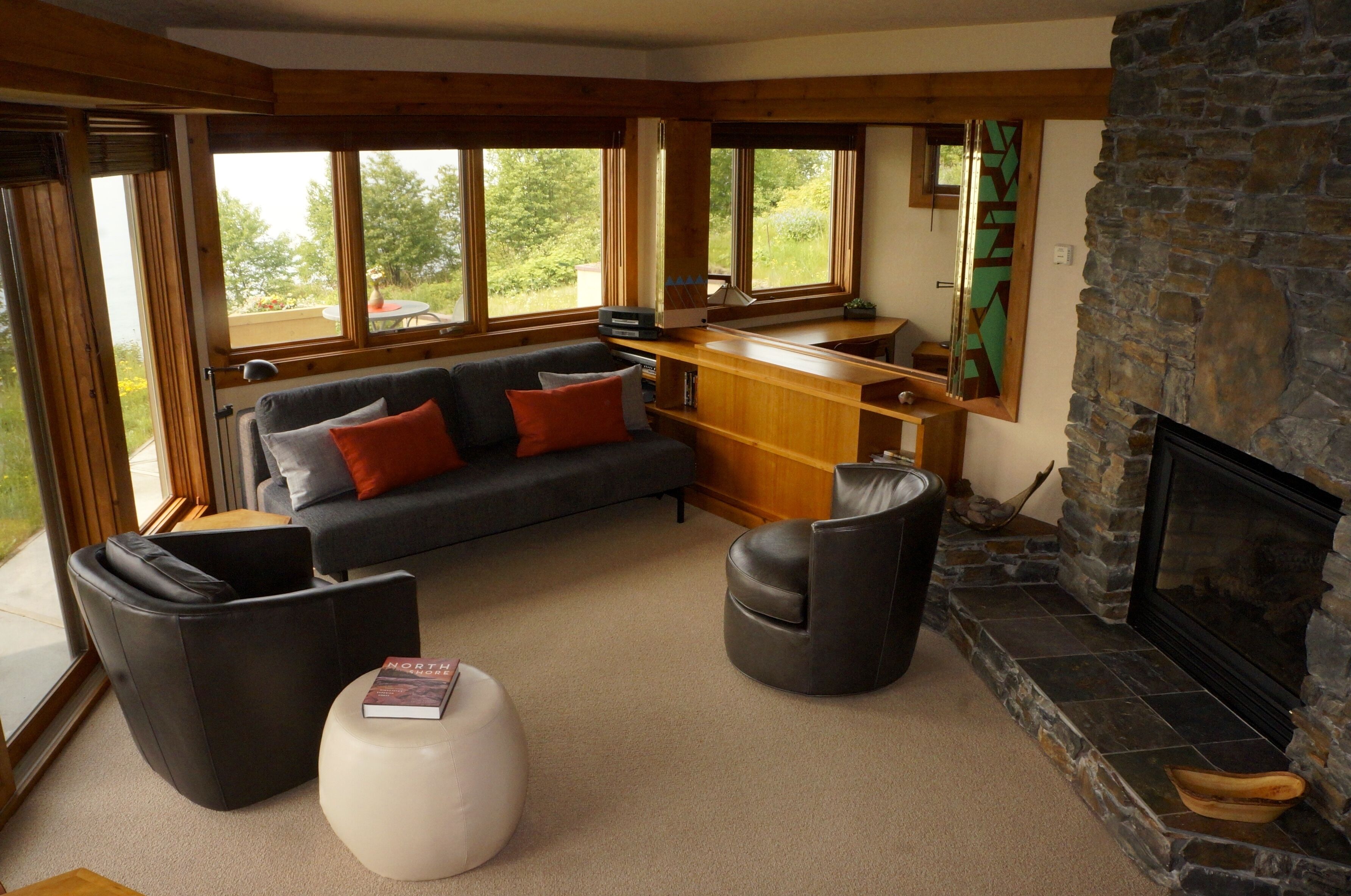 Private, End Condo on Superior w/ large PRIVATE SAUNA for 2! Panoramic views! 