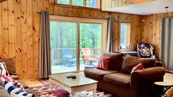 Smart TV, fireplace, books, stereo