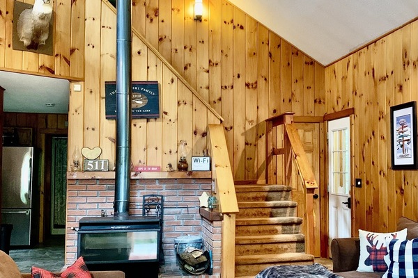 Smart-TV, peis, bøker og stereoanlegg