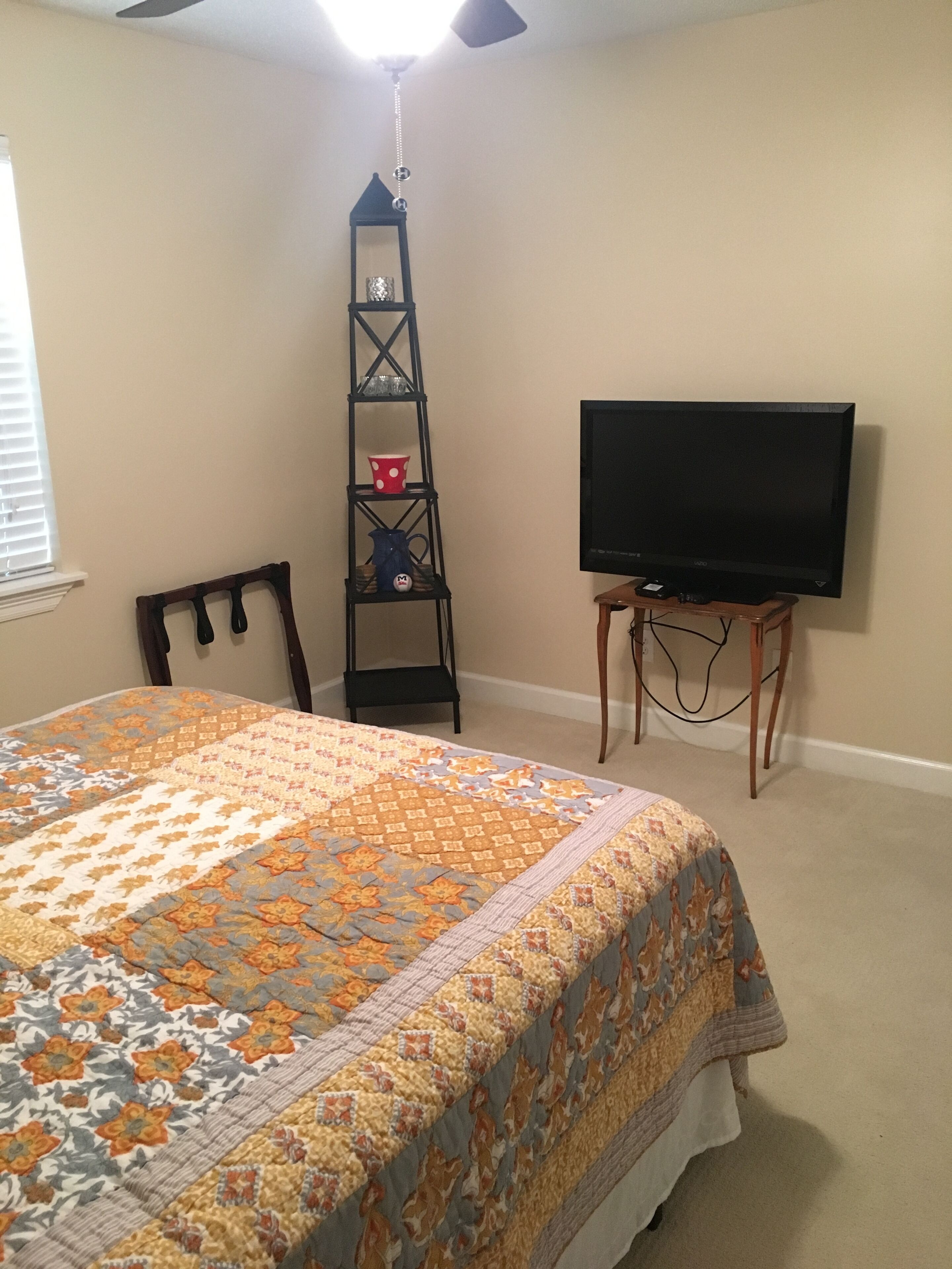 Old Taylor Place H8 Condo 2 Bed 2 Bath Weekend Rental / GameDay Rental with Wifi