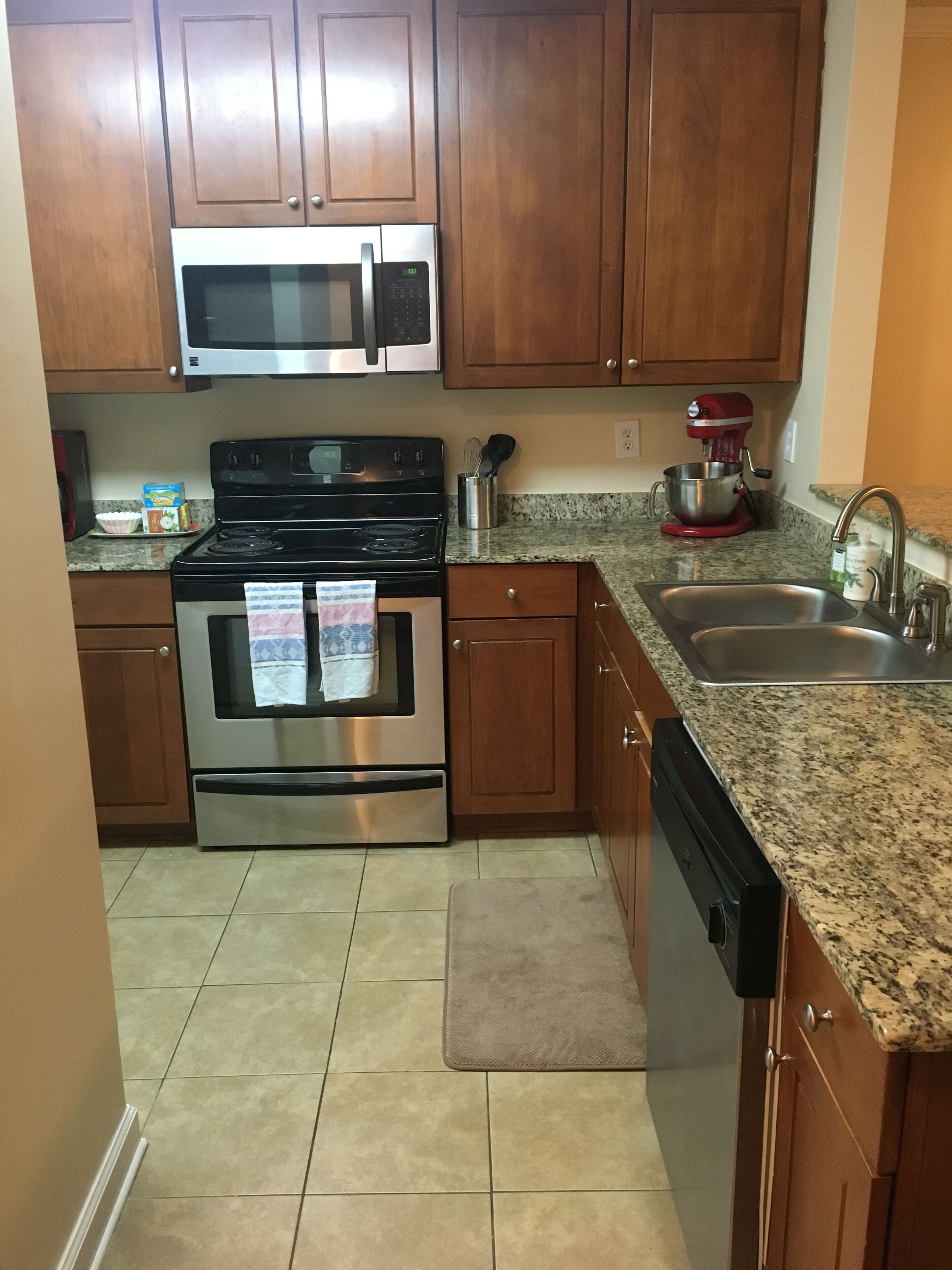 Old Taylor Place H8 Condo 2 Bed 2 Bath Weekend Rental / GameDay Rental with Wifi