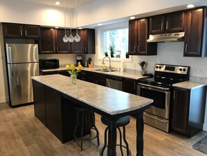 Geladeira, micro-ondas, fogão, cooktop