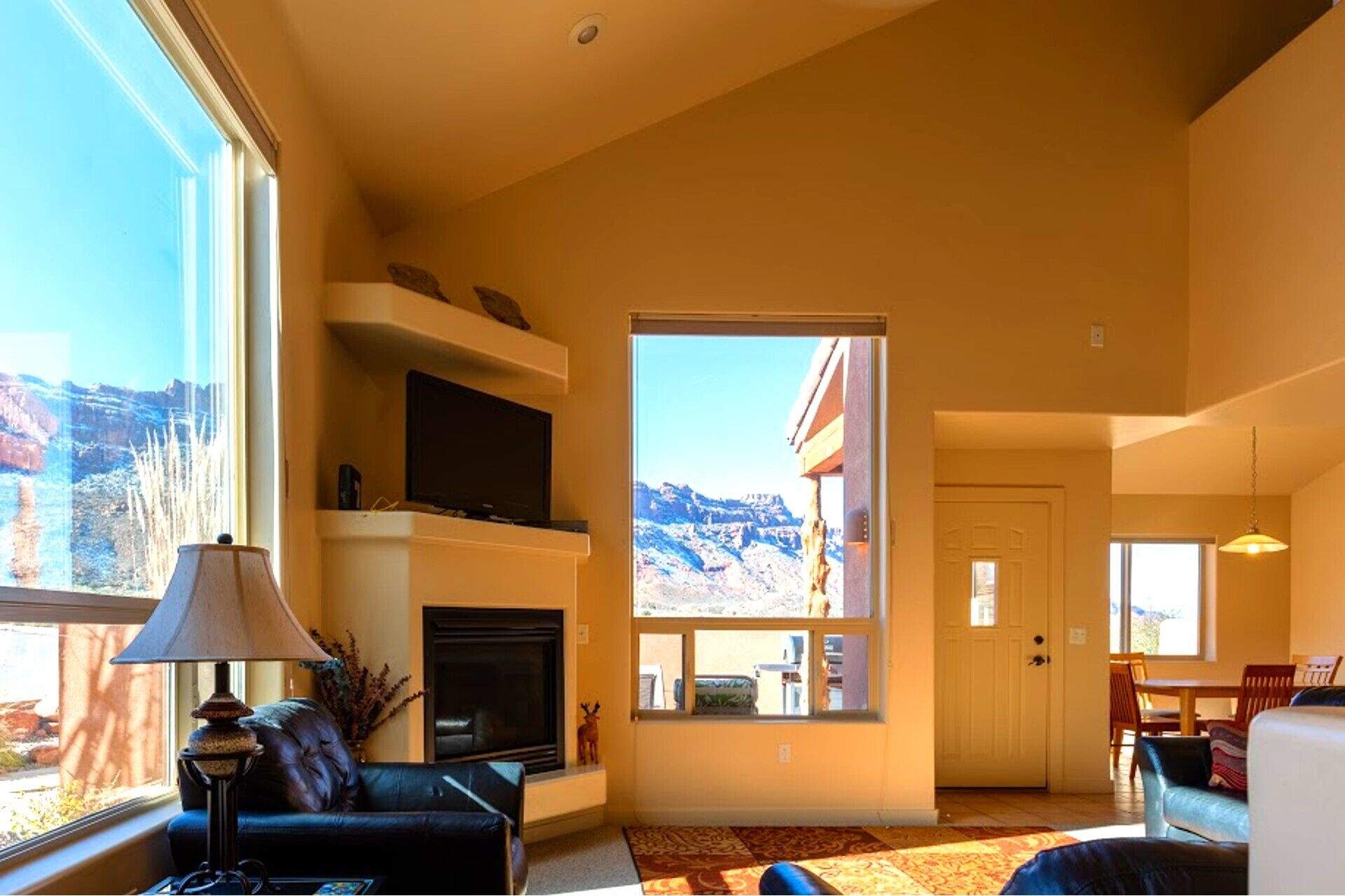 Beautiful Townhome, Pool/Hot Tub, wifi, 1600sq.ft., 2-car garage